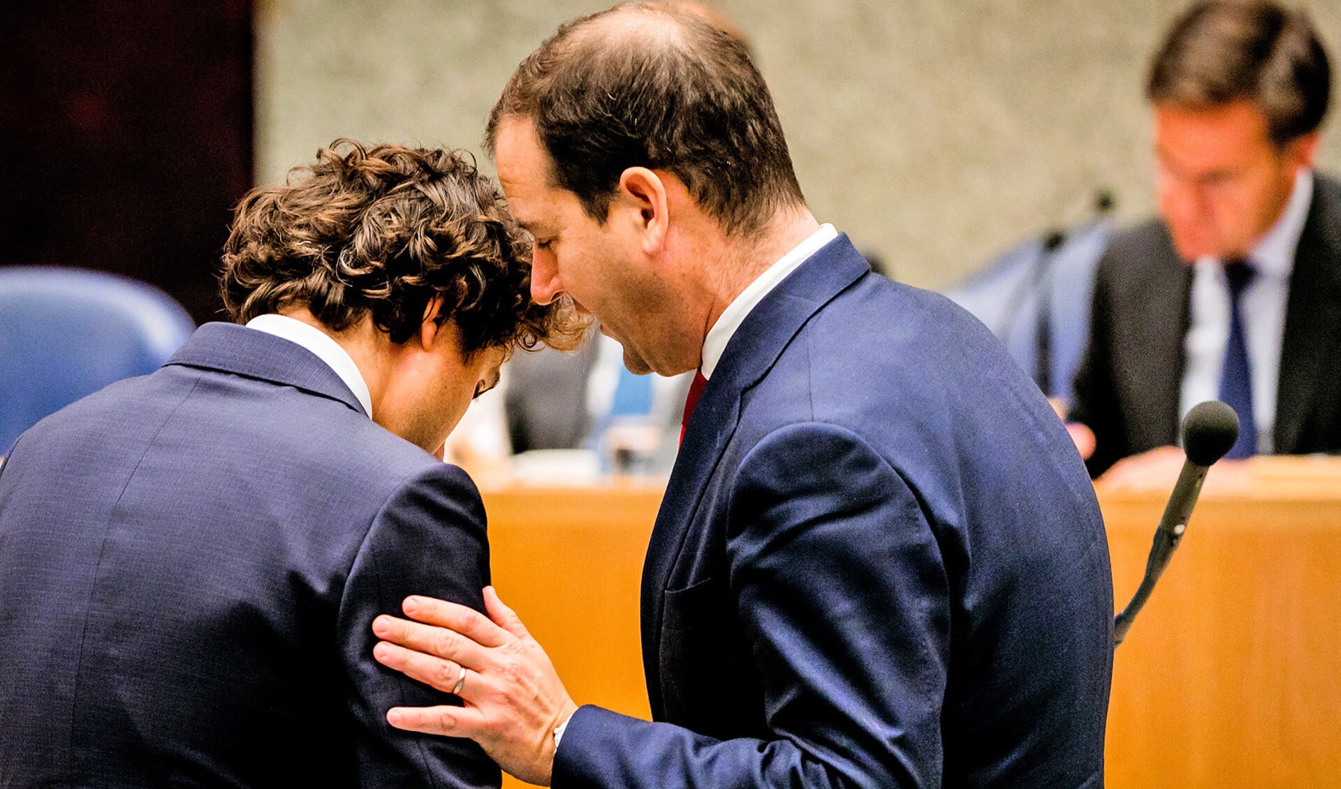 Onderonsjes tussen Jesse Klaver (GroenLinks) en Lodewijk Asscher (PvdA) tijdens het debat met premier Rutte.