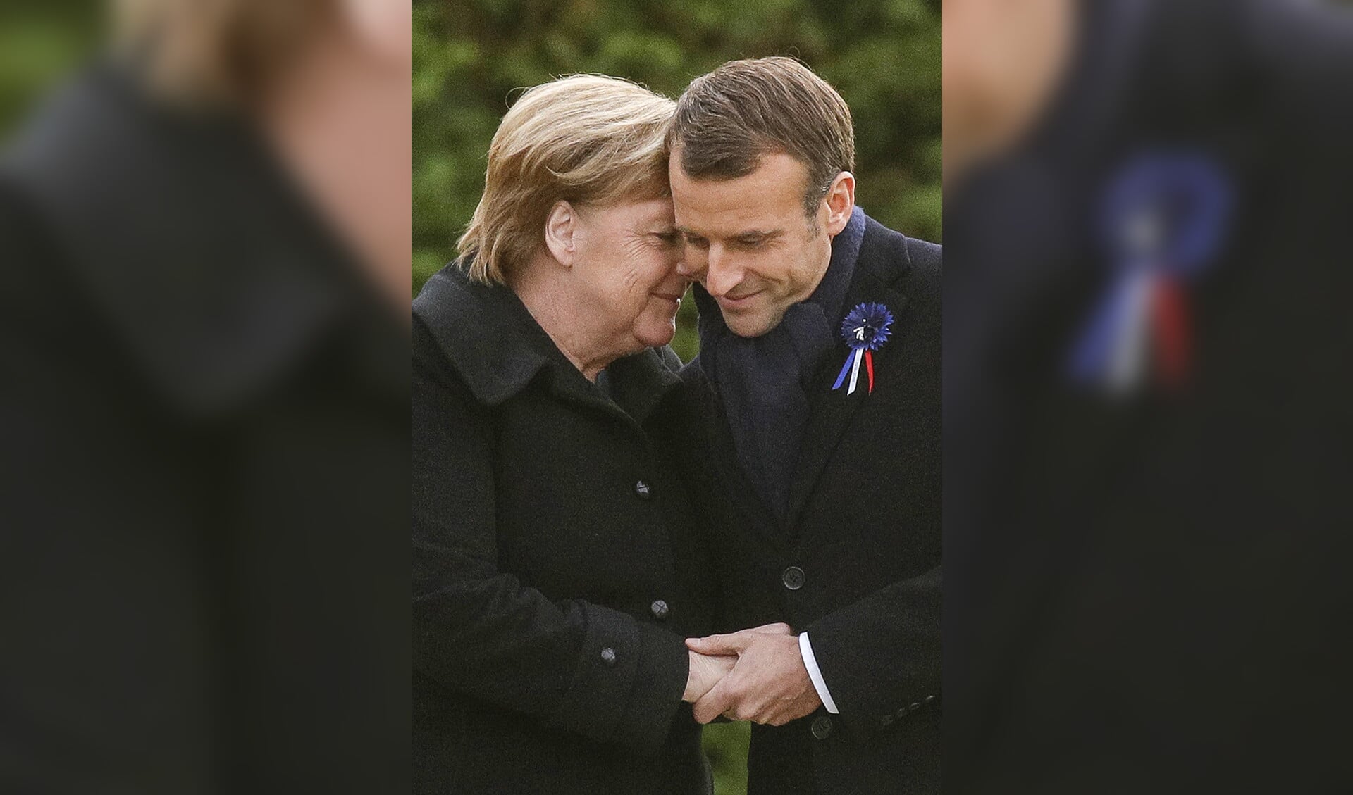 De Duitse bondskanselier Angela Merkel en de Franse president Emmanuel Macron omhelzen elkaar, nadat ze een plaquette hebben onthuld bij Compiègne in Noord-Frankrijk.  Op die plek werd op 11 november 1918 in een treinwagon de wapenstilstand getekend die een einde maakte aan de Eerste Wereldoorlog