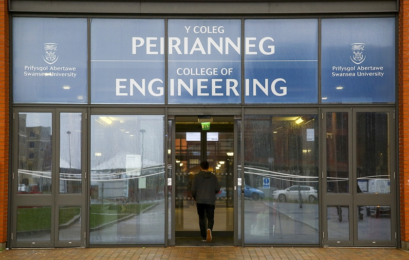 Voordat je de drempel overstapt van een buitenlandse universiteit, moet je als student in Nederland soms al heel wat barrières slechten. (afp / Geoff Caddick)