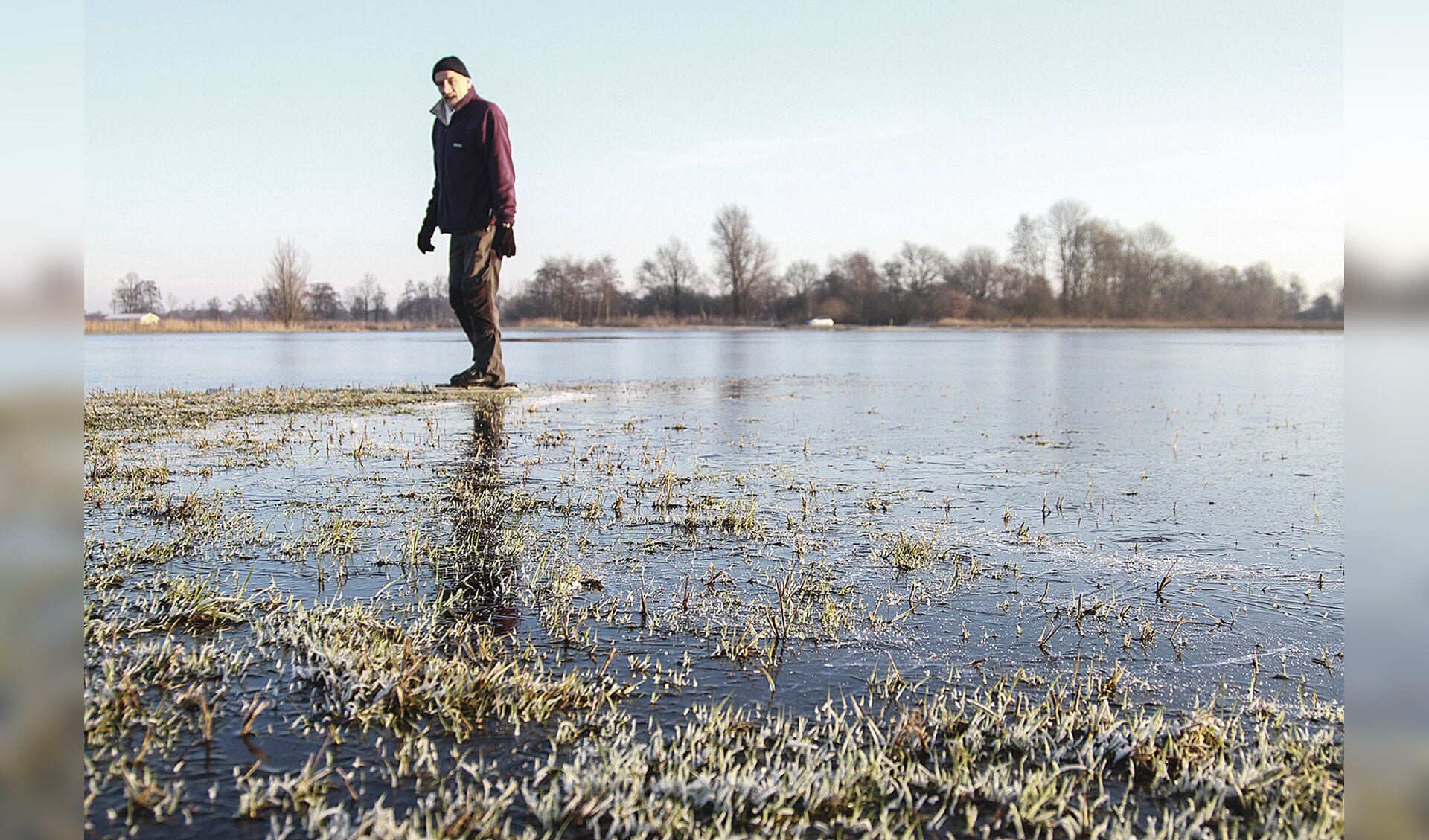 Schaatser Jochem de Vries kijkt bij de Ryptsjerksterpolder in Friesland of het ijs al sterk genoeg is.  Schaatsliefhebbers kunnen haast niet wachten tot het zover is