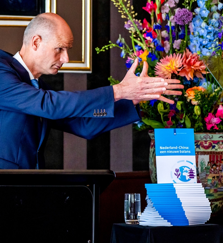 Minister Stef Blok geeft een toelichting op de China-strategie. (anp / Remko de Waal)
