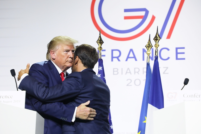 De Amerikaanse president Donald Trump en de Franse president Emmanuel Macron omhelzen elkaar tijdens de afsluitende persconferentie van de G7-top in Biarritz. (afp / Ludovic Marin)