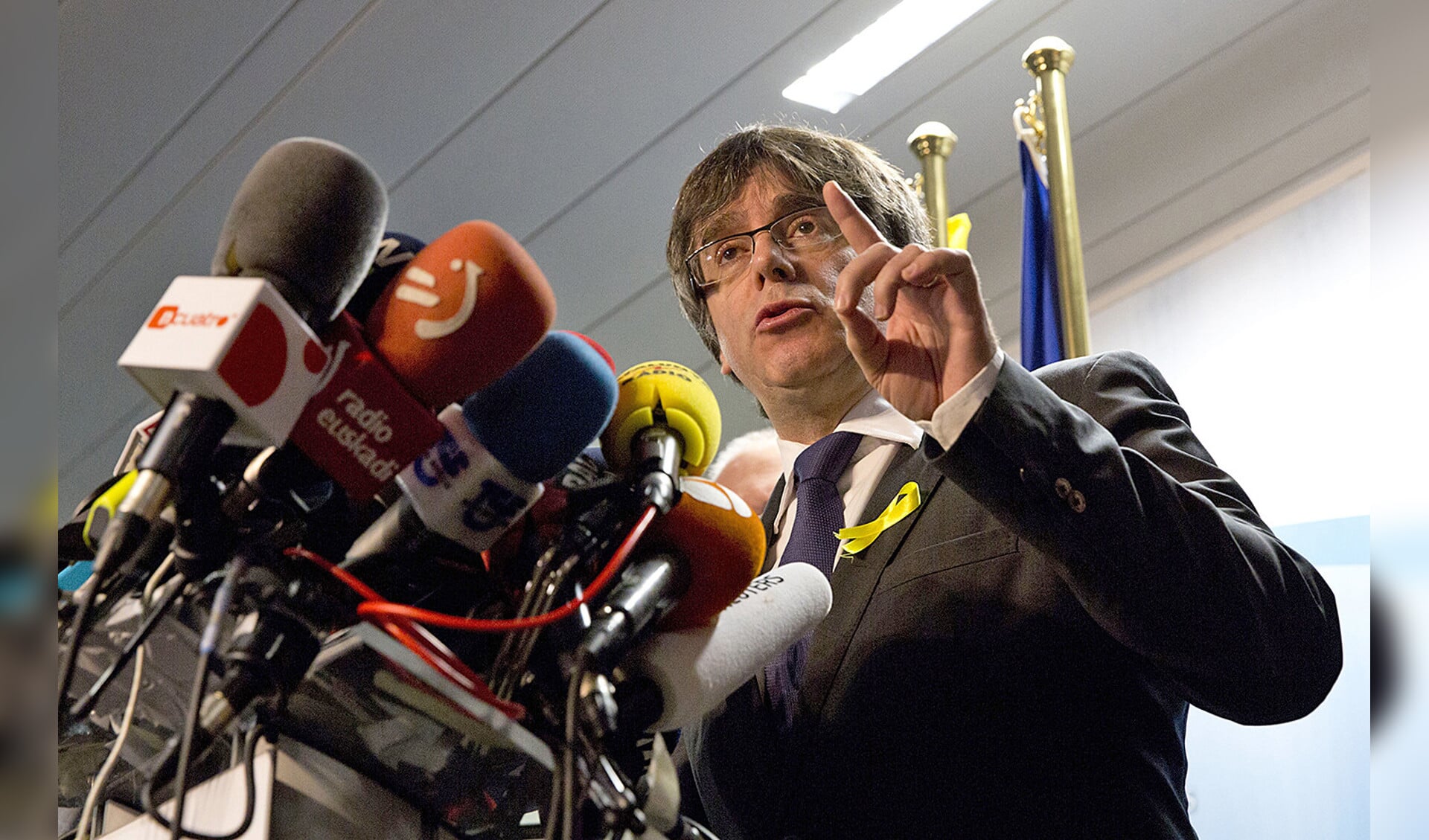 De naar België uitgeweken Catalaanse leider Carles Puigdemont nodigde vrijdag in Brussel de Spaanse premier Mariano Rajoy uit voor een ontmoeting ‘zonder voorwaarden vooraf’ ergens in Europa, maar niet in Spanje.