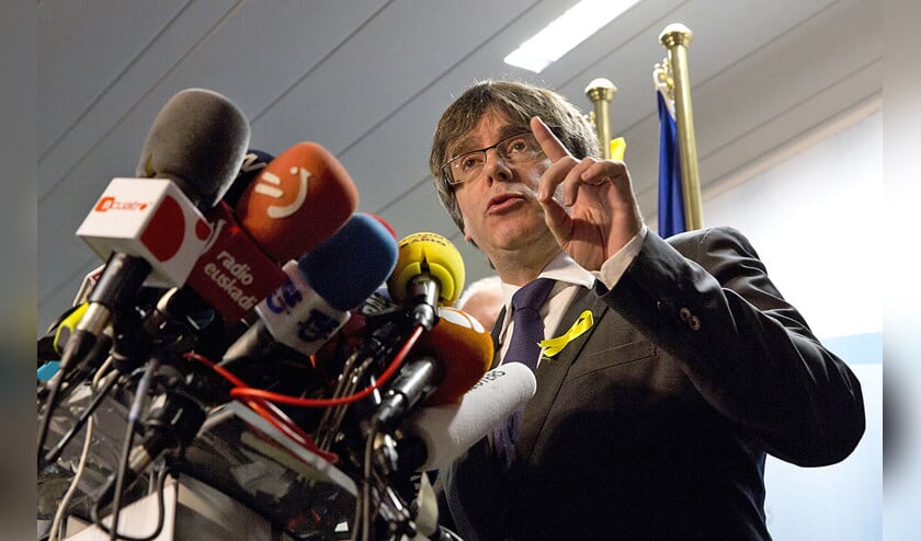 De naar België uitgeweken Catalaanse leider Carles Puigdemont nodigde vrijdag in Brussel de Spaanse premier Mariano Rajoy uit voor een ontmoeting ‘zonder voorwaarden vooraf’ ergens in Europa, maar niet in Spanje. (ap / Virginia Mayo)