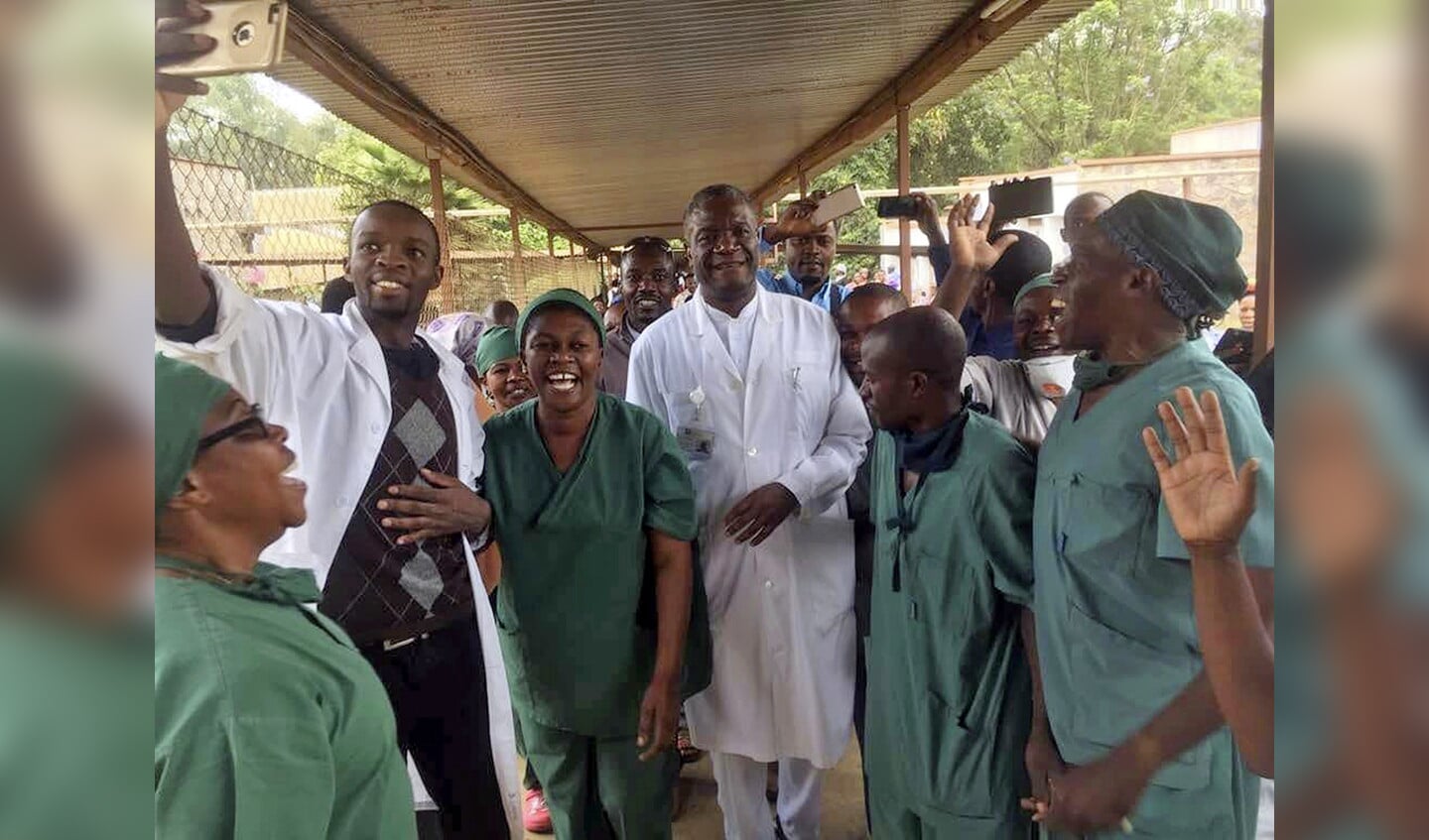 Denis Mukwege (m.) viert in het Panzi-ziekenhuis in Bukavu dat hem de Nobelprijs voor de Vrede is toegekend.