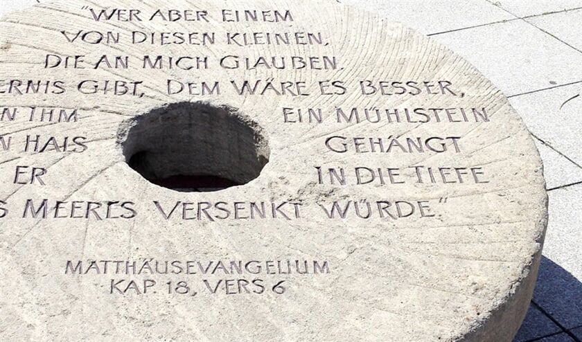 Een molensteen heeft deze week een plaats gekregen bij de ingang van het kantoor van de misbruikcommissie in het Vaticaan. In de 1,4 ton wegende steen staat in het Duits een uitspraak van Jezus gebeiteld: ‘Wie één van deze kleinen die op Mij vertrouwen ten val brengt, kan beter met een molensteen om zijn nek in volle zee gegooid worden (bisdom münster)
