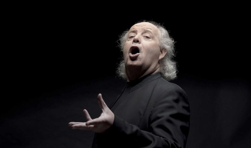 Dirigent Pieter Jan Leusink viert de hele maand december Kerst. Bijna iedere avond geeft hij kerstconcerten. (nd)