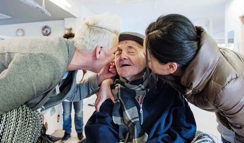De vaste verzorgsters van Bram Bakker (90) nemen afscheid voor hij naar zijn nieuwe onderkomen vertrekt. (Anne Paul Roukema)