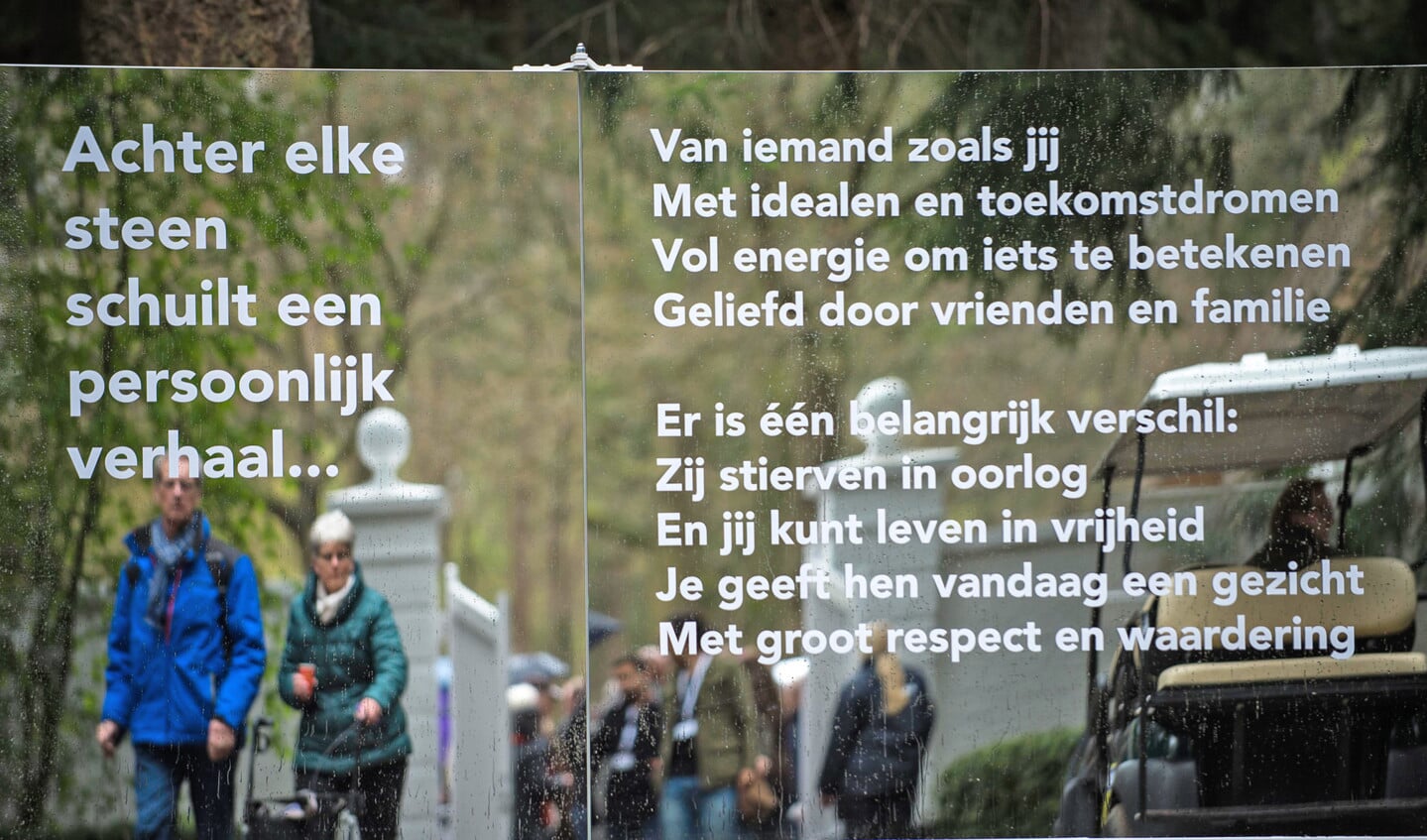 Bij de ingang van Ereveld Loenen wordt de bezoeker stilgezet bij de betekenis van vrijheid.