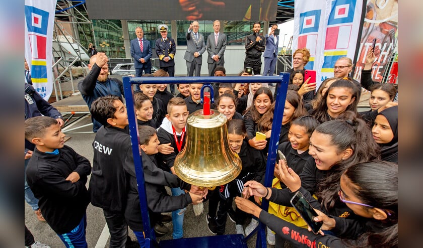 De winnende klas mag de bel voor de opening van de havendagen luiden. (nd en Anne Reitsma fotografie)