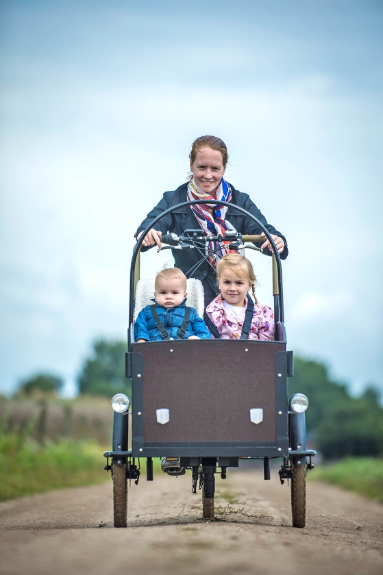 Adrianne Hooimeijer met haar twee kinderen. (Carel Schutte)