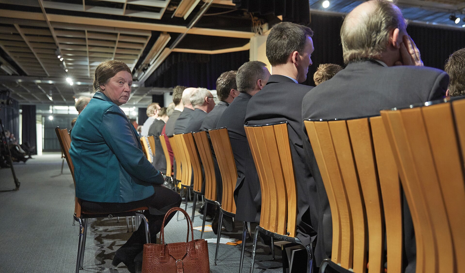 Een vrouw luistert naar SGP-leider Kees van der Staaij tijdens de partijdag in 2013, waarop de afdelingen van de SGP besloten dat vrouwen formeel gezien op de kieslijsten van de partij kunnen komen.