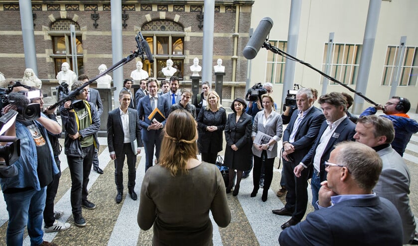 Met 47.000 handtekeningen vroeg Inger de Vries (midden) in de Tweede Kamer aandacht voor een speciale juridische status voor vermisten. (anp / Bart Maat)