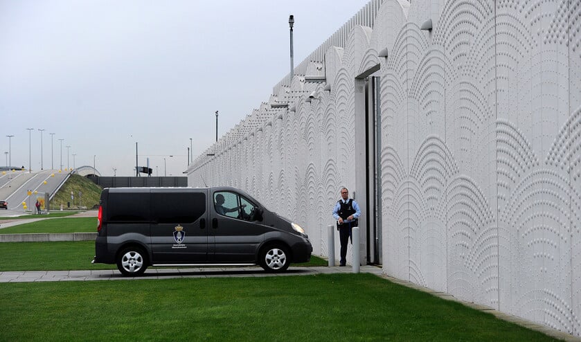Busjes van de Koninklijke Marechaussee komen aan bij de rechtbank Schiphol-Oost met daarin de zussen en de ex-vriendin van Willem Holleeder. (anp / Evert Elzinga)