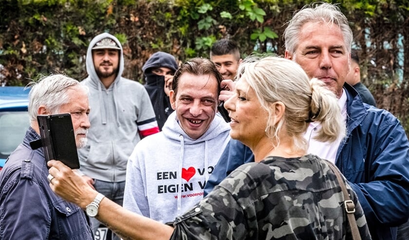 Aanhangers van de rechtse beweging Pegida delen flyers uit ‘tegen de islamisering’ bij een moskee in Eindhoven. (anp / Rob Engelaar)