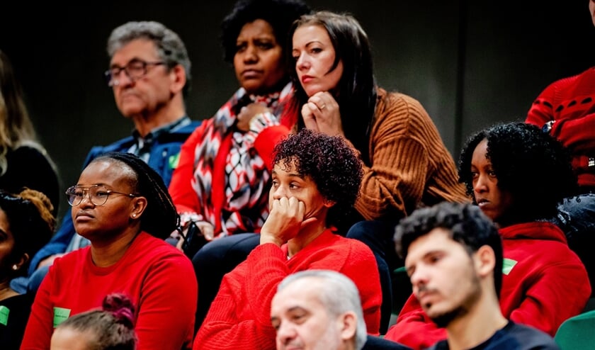 Getroffen ouders op de publieke tribune tijdens het debat met staatssecretaris Menno Snel over de affaire rond kinderopvangtoeslagen. (anp / Robin van Lonkhuijsen)