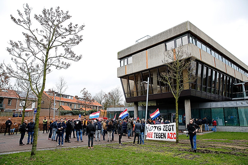 Leden van Pegida en actiegroep DTG (Demonstranten tegen Gemeenten) voeren in Ede actie tegen de komst van een asielzoekerscentrum.