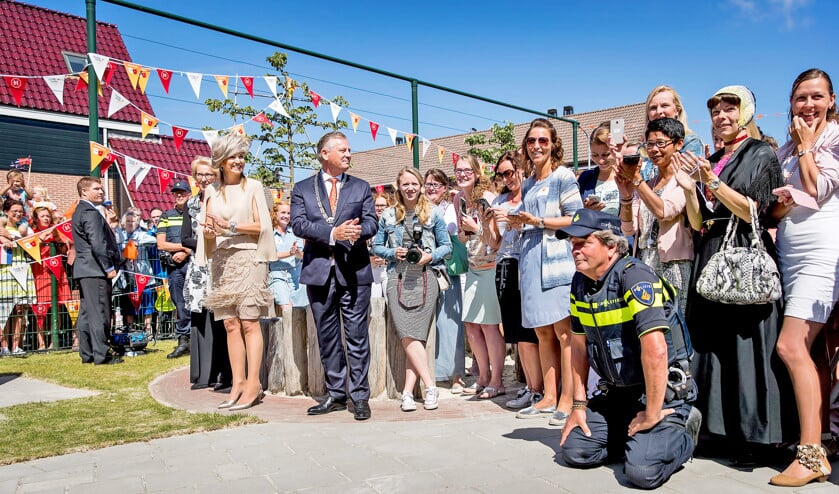Koningin Máxima gaf donderdag in Urk het startsein voor de jaarlijkse Burendag, of liever: voor de voorbereiding daarvan. De dag zelf is op 24 september. (anp / Koen van Weel)