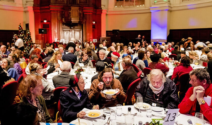 Daklozen en medewerkers van het Leger des Heils zitten aan de kerstdis in de Koepelkerk van het Renaissance Amsterdam Hotel. Het Leger des Heils heeft daarnaast met Vodafone Foundation een speciaal nummer geopend: 06-25122016. Alle sms’jes die binnenkomen, worden na ontvangst verspreid onder daklozen, die geen kaartje krijgen omdat ze geen adres hebben. < (anp / Robin van Lonkhuijsen)