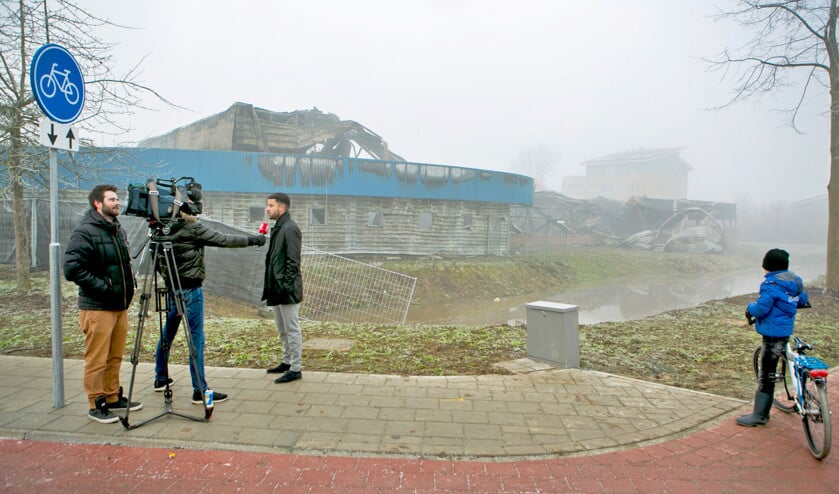 Het voormalige zwembad De Meer in Culemborg, dat zou worden omgebouwd tot moskee, is totaal verwoest door brand. (anp / Roland Heitink)