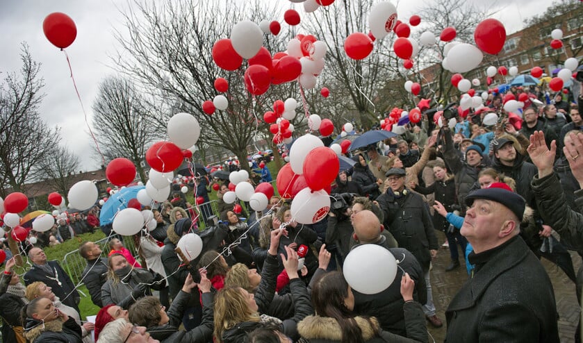 In Nederland worden jaarlijks één miljoen ballonnen opgelaten, zoals hier bij een stille tocht voor de vermoorde Diego uit Dordrecht. (anp / Robert Vos)