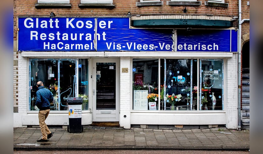 De gevel van het Joodse restaurant HaCarmel in Amsterdam, waarvan op 7 december de ruiten werden ingeslagen. (anp / Koen van Weel)