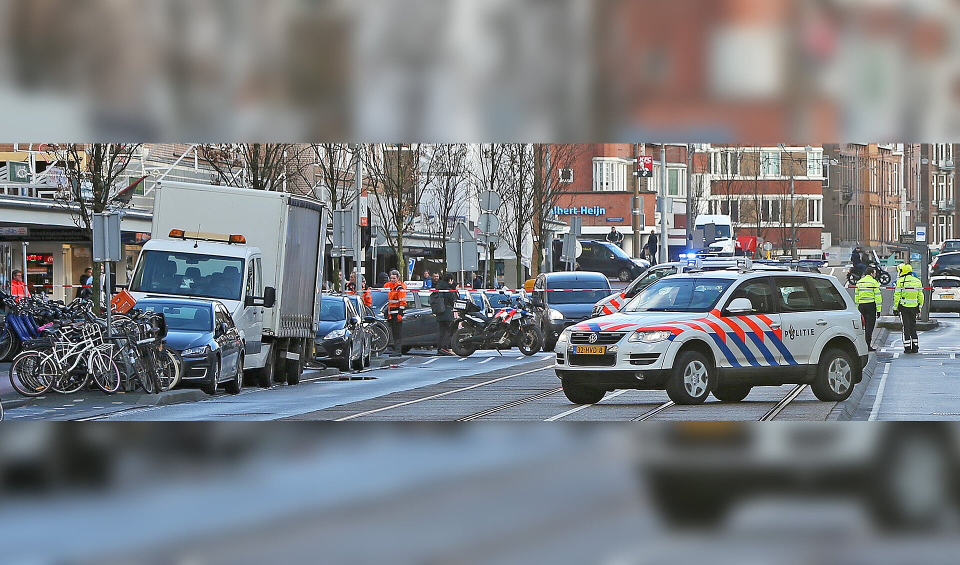 Een van de handgranaten werd geplaatst bij een pand aan de Jan Evertsenstraat in Amsterdam. Ze worden vaak in de nachtelijke uren neergelegd door handlangers van criminelen, jongens op scooters die het klusje voor een habbekrats klaren.