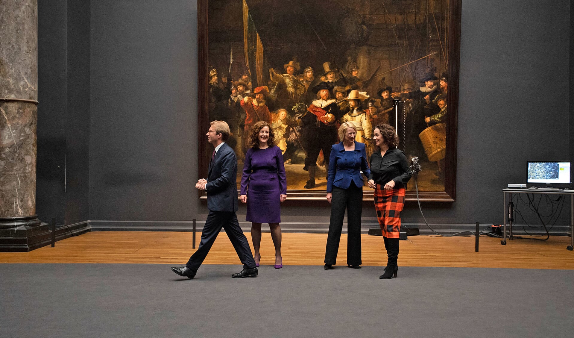 Vanaf links: Taco Dibbits, minister Ingrid van Engelshoven, Judikje Kiers (directeur van het Amsterdam Museum) en Femke Halsema bij De Nachtwacht.