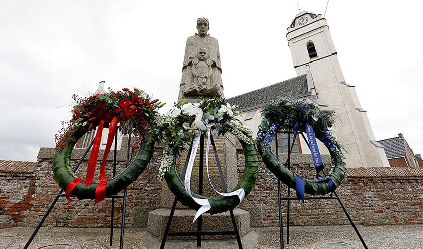 Bij het monument bij de Oude Kerk werden kransen gelegd ter nagedachtenis aan de vissers die op zee omkwamen tijdens de Eerste Wereldoorlog. (anp / Bas Czerwinski)