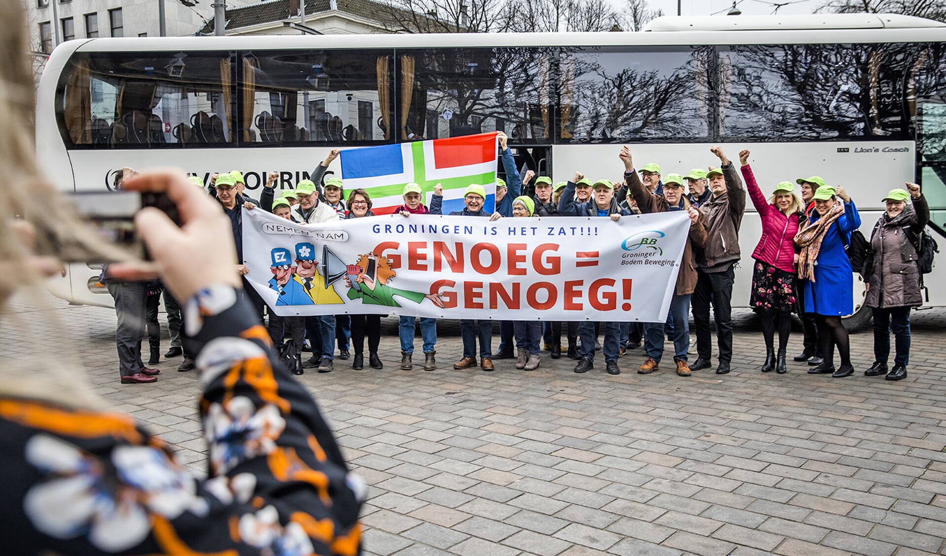 Groningers arriveren in Den Haag voor het bijwonen van het debat over de afhandeling van schade en de versterkingsoperatie vanwege de gaswinning.