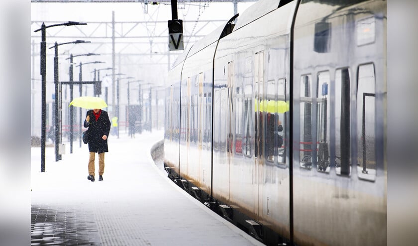 De zwakste plekken bij winters weer zijn de treinstellen, die defect kunnen raken door de kou, en de spoorwissels, die kunnen bevriezen. (anp / Piroschka van de Wouw)