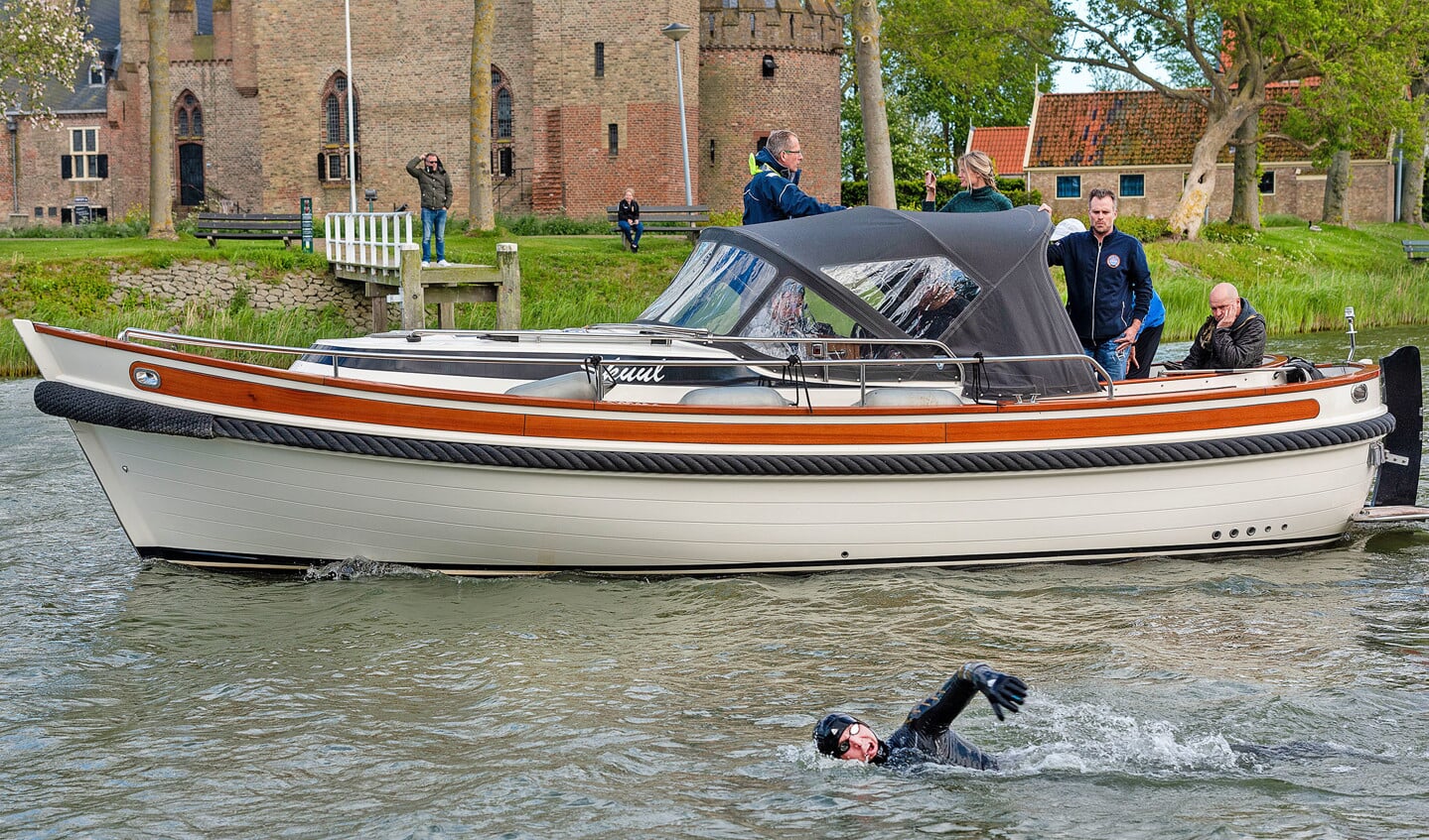 Maarten van der Weijden oefende in mei voor de Elfstedentocht door het IJsselmeer over te zwemmen, van Medemblik naar Stavoren en weer terug.
