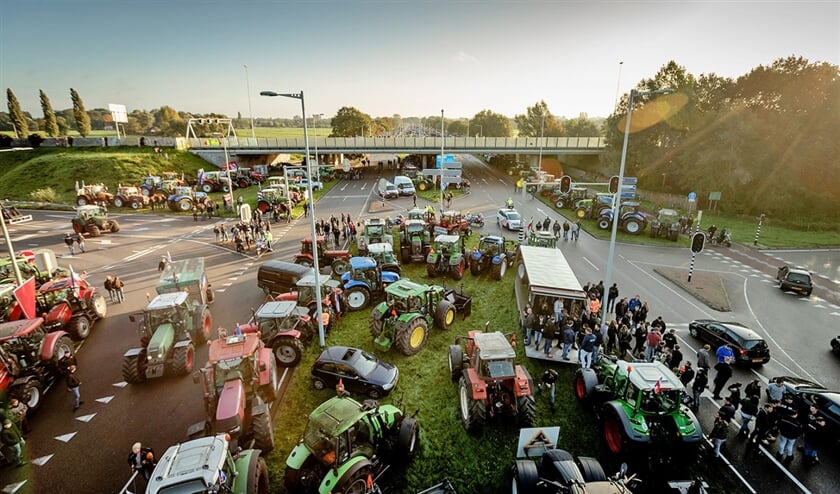 Boeren verzamelen in de omgeving van het gebouw van het Rijksinstituut voor Volksgezondheid en Milieu (RIVM). (anp / Robin van Lonkhuijsen)