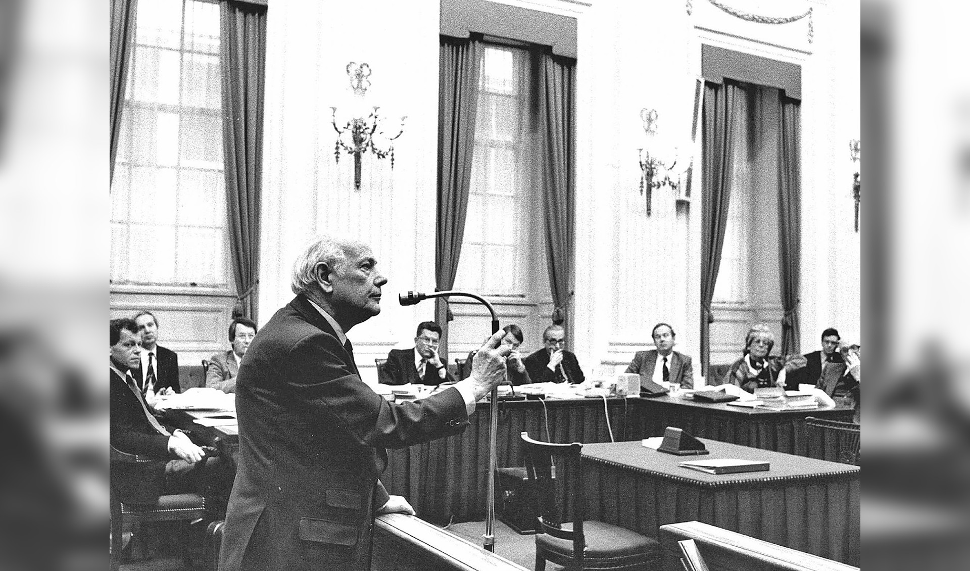 Joop den Uyl is twintig jaar partijleider van de PvdA geweest. Hij trad in die rol aan een jaar na de voor de sociaaldemocraten desastreus verlopen raadsverkiezingen in 1966.