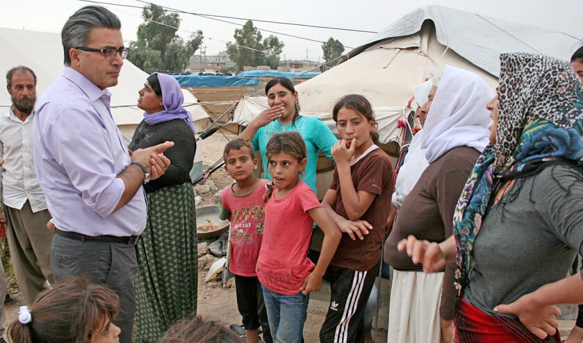 De Duitse psycholoog Jan Ilhan Kizilhan in Irak te midden van yezidi’s. Velen van hen zijn getraumatiseerd. (ap / Stefanie Järkel en anp)