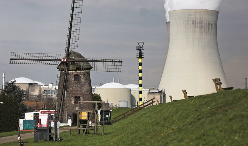 De kerncentrale van het Belgische Doel. In geval van het lekken van radioactief materiaal zouden ook mensen in het zuidwesten van Nederland gevaar lopen.  (vk en ap / Oliver Berg)