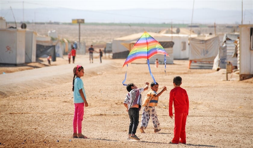Kinderrechten in de praktijk: in vluchtelingenkamp Za’atari in Jordanië heeft World Vision verharde wegen aangelegd. Zo kunnen hulpdiensten en wagens met drinkwater er beter komen en kunnen kinderen naar school. (Theodore Sam en Marc de Haan)