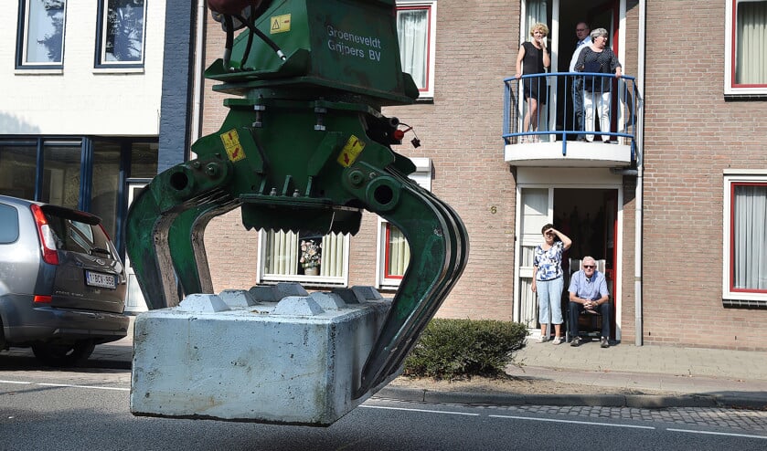 In Zundert wordt voorafgaand aan het bloemencorso een betonblok geplaatst. Het was dit jaar voor het eerst dat de blokken werden ingezet. (Marcel van den Bergh)
