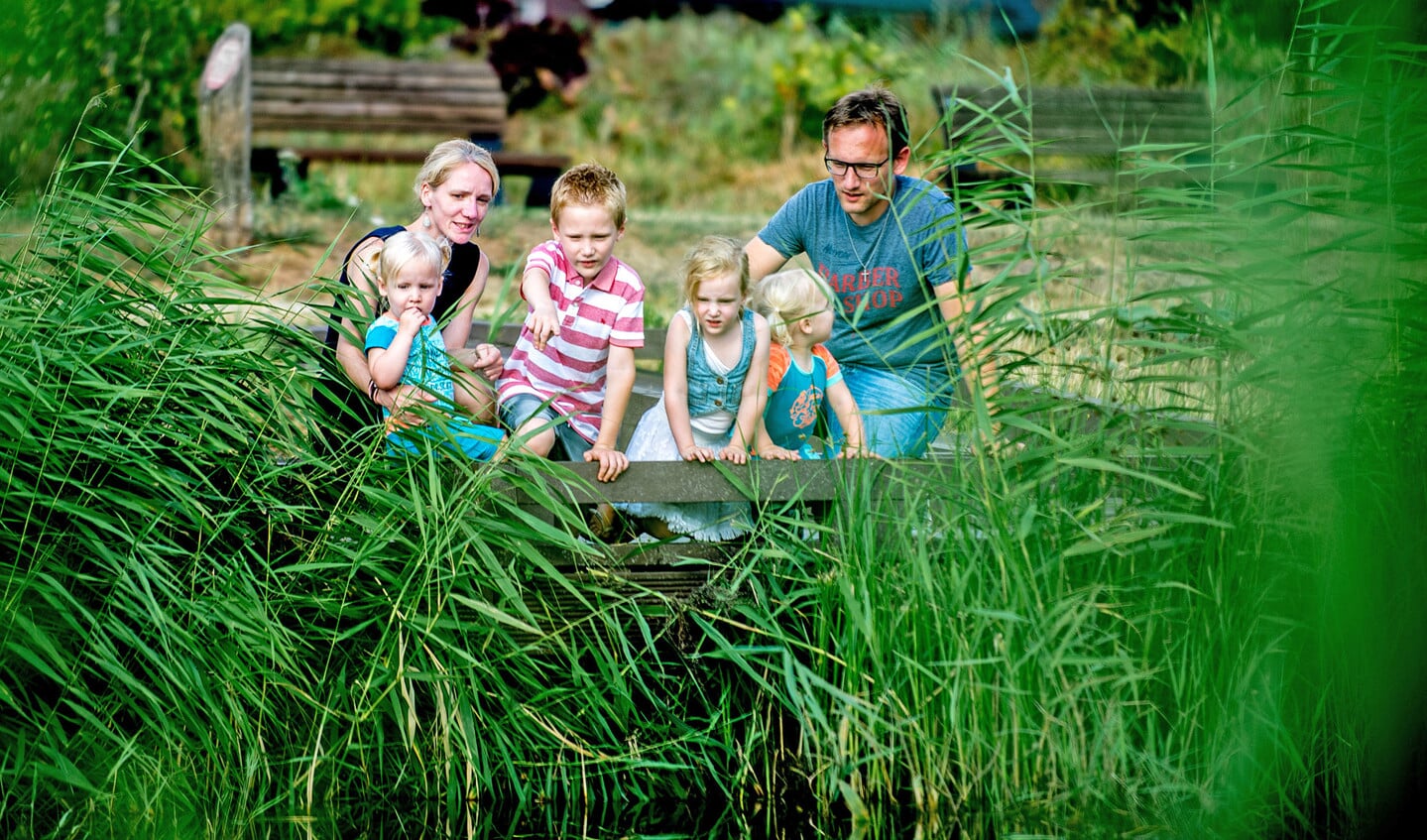 Dirk en Astrid met hun kinderen Ezra (6), Anna (4), Tamar en Sarah (beide 2).