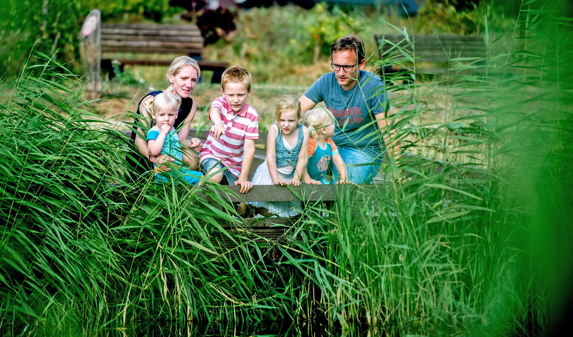 Dirk en Astrid met hun kinderen Ezra (6), Anna (4), Tamar en Sarah (beide 2).