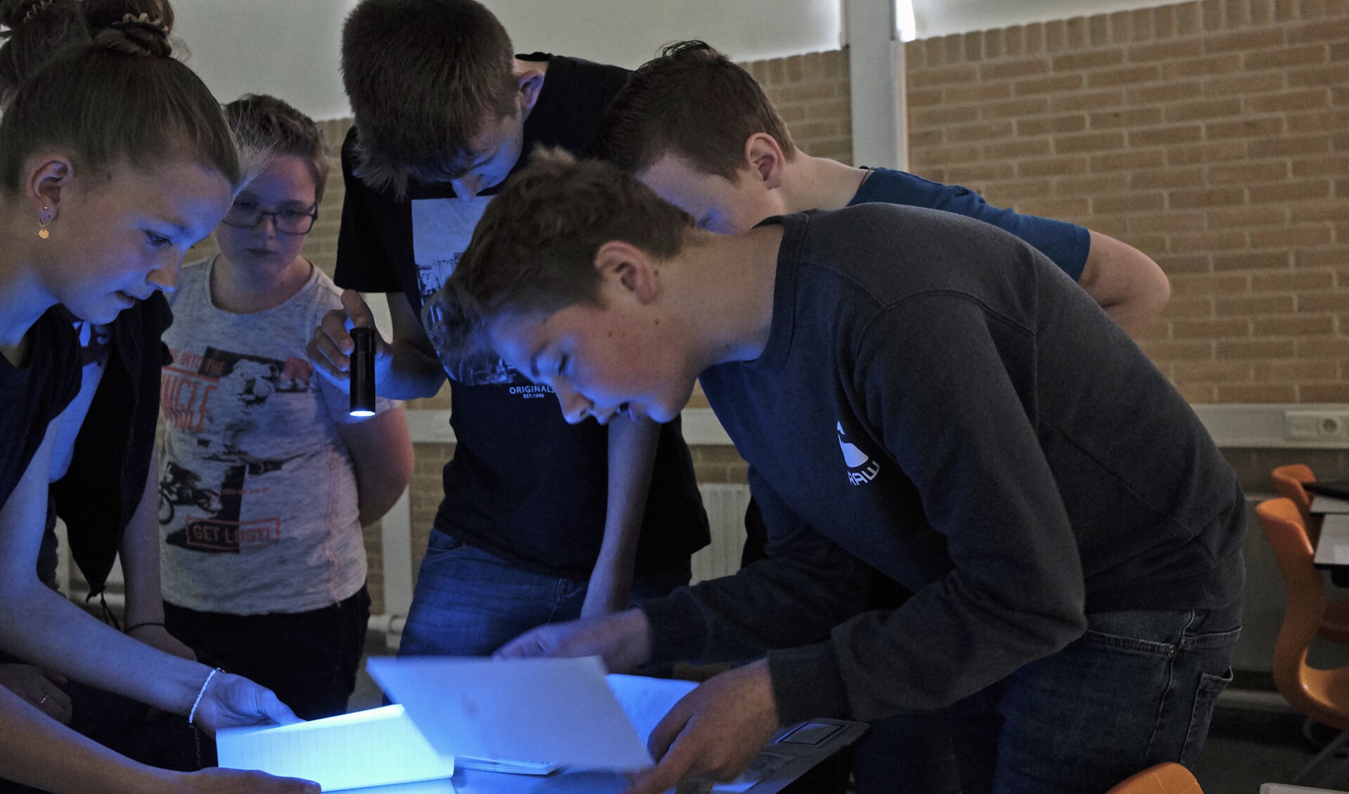 Leerlingen van het Greijdanus College zoeken in een escaperoom naar de toegangscode van de smartphone van Ben.