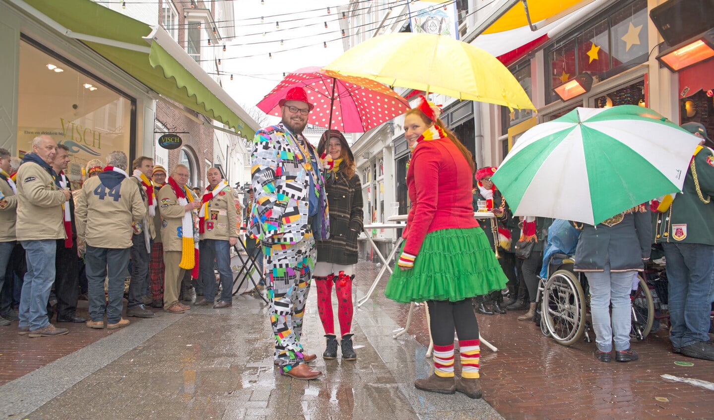 Cultuurtheoloog Frank Bosman loopt met zijn dochter Lisanne en zijn vrouw Mariëlle tijdens carnaval door de binnenstad van ‘Oeteldonk’ (Den Bosch).