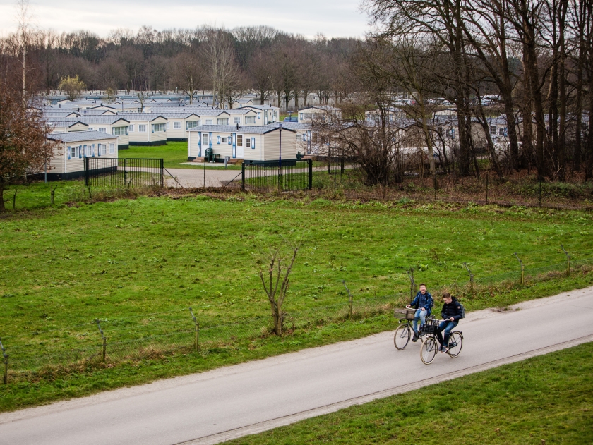 De fietsroute langs de Droomgaard is veilig, zeggen wethouder Wil Ligtenberg, de politie en het COA. (Freek van den Bergh)