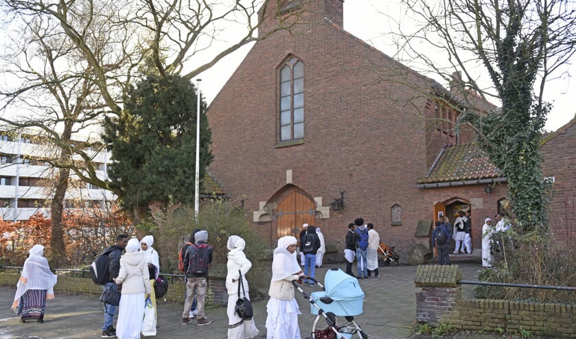 De Eritrees-Orthodoxe Tewahedo Kerk in Rotterdam gaat uit. De hele situatie in de Eritrese gemeenschap is sterk gepolitiseerd. Neutraal bestaat niet. (hollands hoogte / Peter Hilz)
