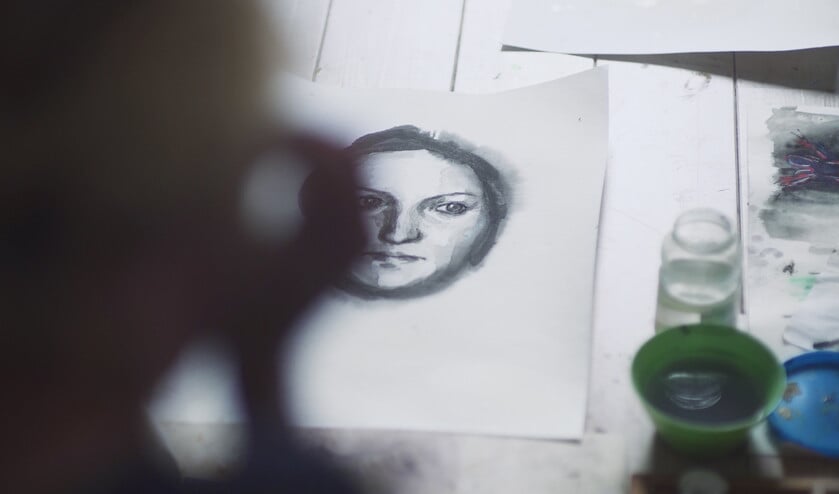 Marijke van der Meulen is kinderarts, maar haar werk als kunstenaar – dat in de film ook is te zien – wordt voor haar steeds belangrijker.