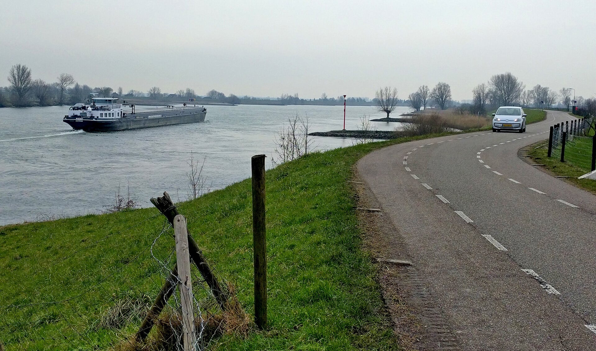 Op een doordeweekse februaridag is het rustig op de Lekdijk tussen Lopik en Schoonhoven. Zodra het wat warmer wordt, loopt het er vol met wandelaars, fietsers, auto’s en motorrijders.