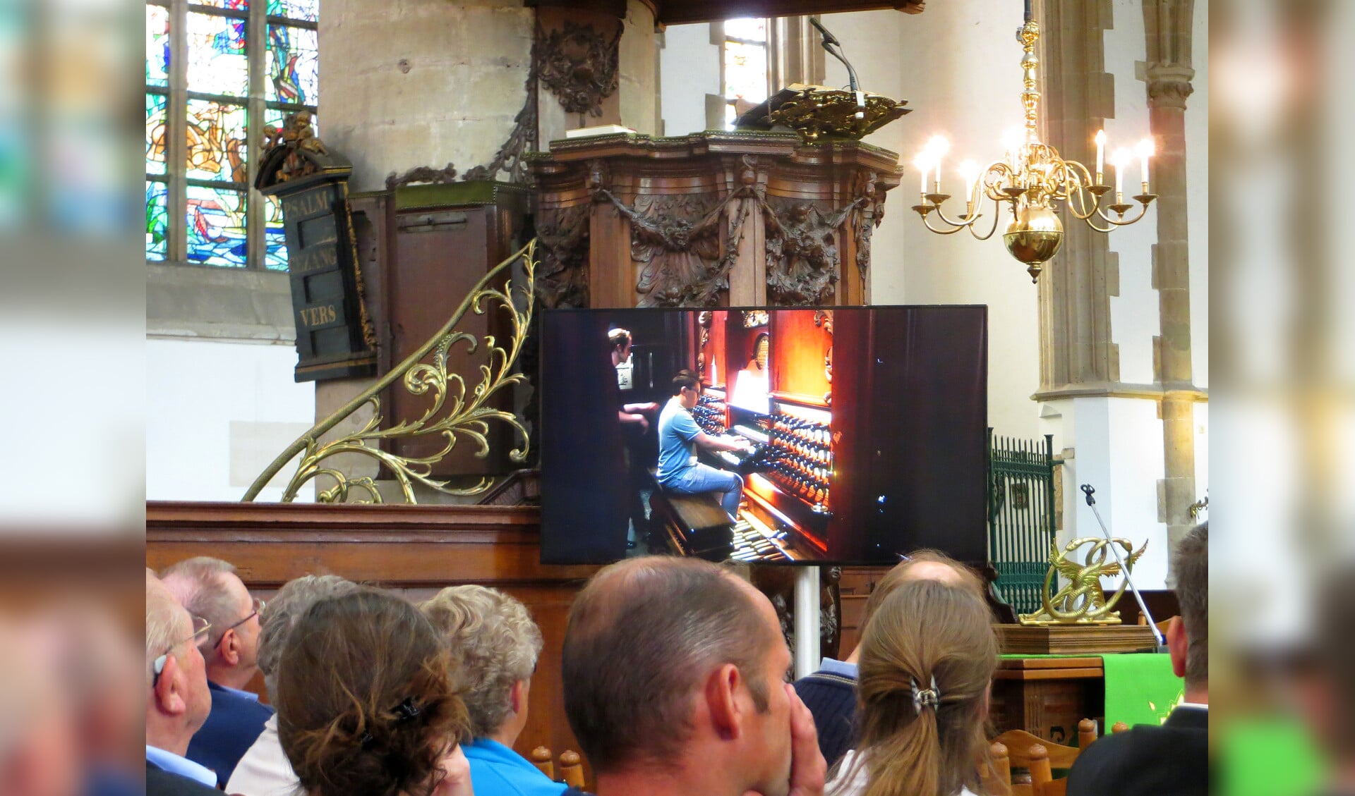 Het publiek in de Sint-Bavo kon de jonge organisten niet alleen horen, maar ook zien op schermen.