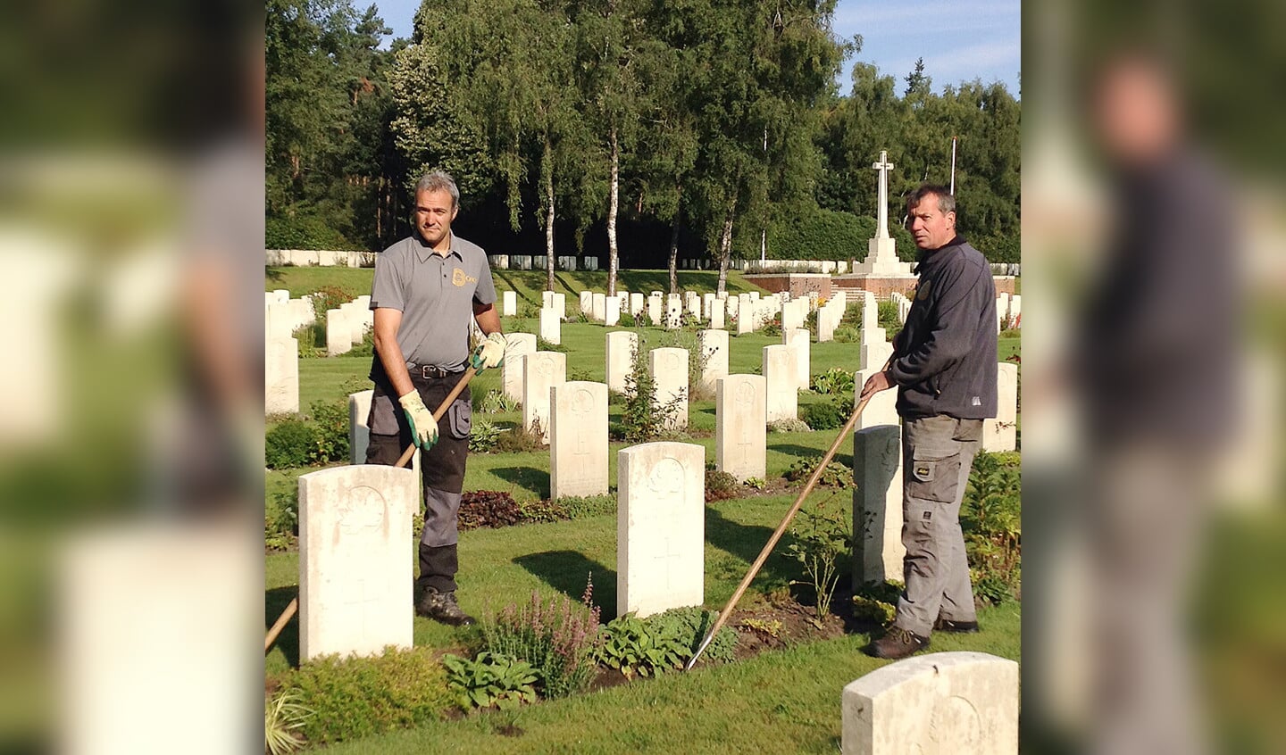 Jan Dijk en Andre Deijk werken als ereveld-hoveniers voor de Commonwealth War Graves Commission, op de Canadese erebegraafplaats in Holten.