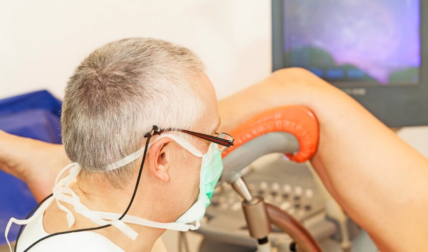 In het nieuwe bevolkingsonderzoek naar baarmoederhalskanker hoeven vrouwen niet per se een uitstrijkje te laten maken. Desgewenst kunnen zij ook zelf in een vertrouwde omgeving een test uitvoeren. (iStock en rivm)
