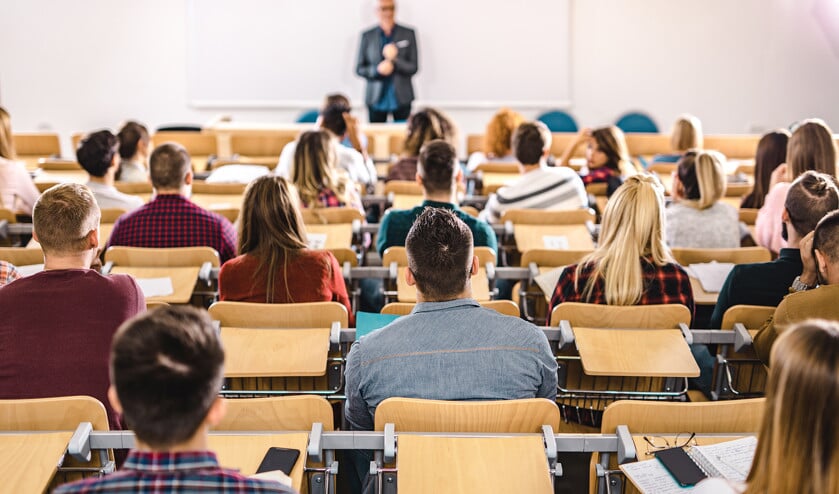 ‘Hoe je praat en schrijft, verraadt hoe je denkt’, zegt Jochum Muurling. De relatie tussen docent en student is volgens hem nooit waardevrij. (istock)